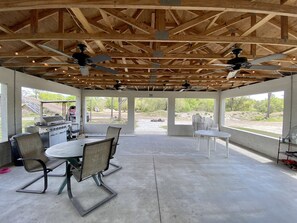 Outdoor dining - New tiny house available in the country on a 5 acre motocross track MX  (Myakka City)