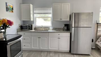 Een koelkast, een magnetron, een oven, een kookplaat