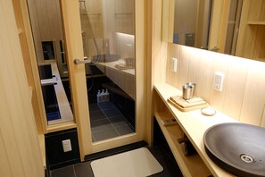 Bathtub, hair dryer, towels, soap - Reikaku Kiyomizu-Gojo Geisha Area | Authentically restored Machiya  (Higashiyama Ku)