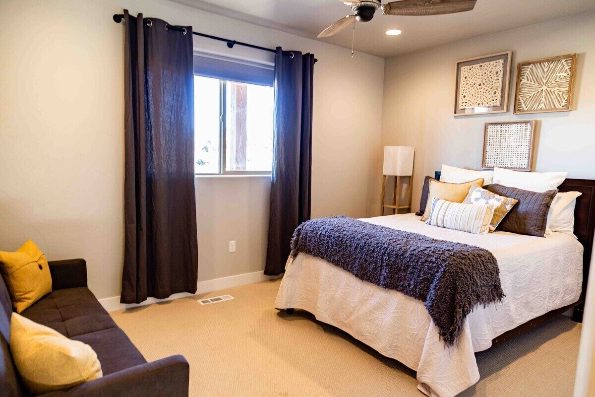 3 bedrooms, iron/ironing board, travel crib, WiFi (free)