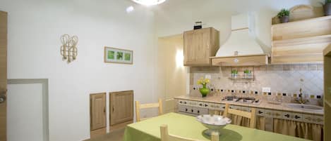 Oven, stovetop, coffee/tea maker, toaster