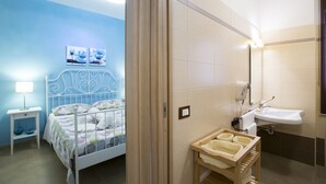 Room - the flowery courtyard srl no12 (Trapani)