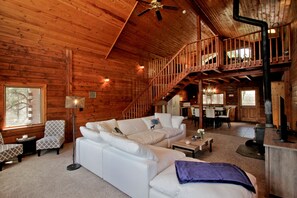Televisión, chimenea, futbolito y tenis de mesa 