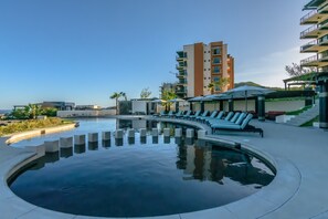 Alberca al aire libre y alberca infinita