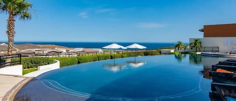 Alberca al aire libre y alberca infinita