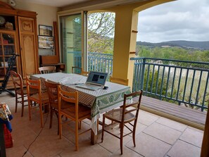 Dining - A remarkable 3-star gite for pleasure and access to nature. (Roquebrun)