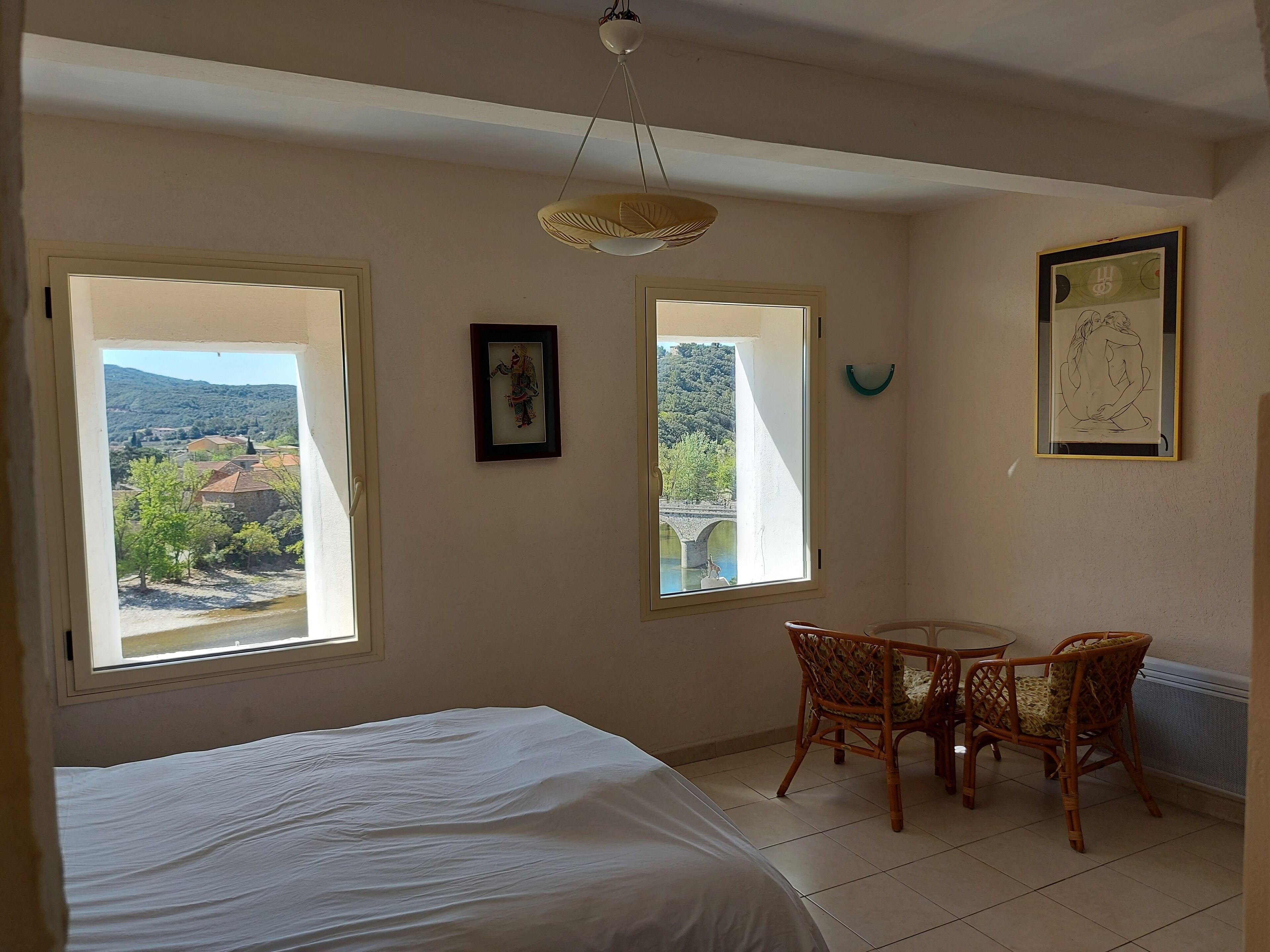 5 habitaciones, escritorio y tabla de planchar con plancha 