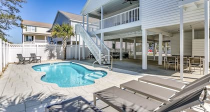 Cherry Grove/North Myrtle Beach Luxury Vacation Home, Private Pool, Pet Friendly
