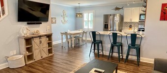 Hawk's Nest Boyette Condo 1D: Centrally located with Pool