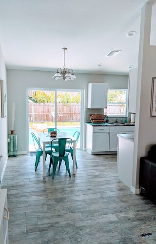  "Wet Feet Retreat" Poolin koti