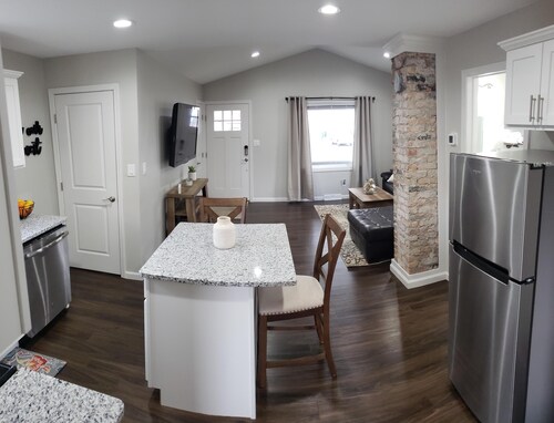 Minutes From Niagara Falls, Shopping and Attractions!