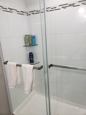 Shower, hair dryer, towels, soap - Minutes From Niagara Falls, Shopping and Attractions! (Niagara Falls)