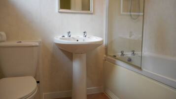 Cabana, diversos llits | Bany | Combinació de dutxa i banyera, banyera profunda i assecador de cabells