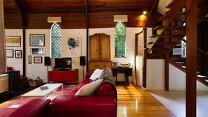 Smart TV y chimenea 