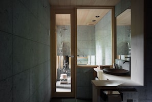 Bañera, secador de pelo, bidet, toallas