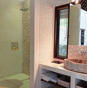 Shower, hair dryer, towels, soap - Villa Sari Lombok, Hidden treasure (Lombok)