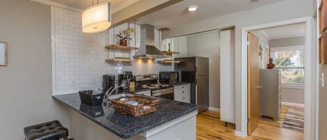 Frigorífico, microondas, horno y placa de cocina