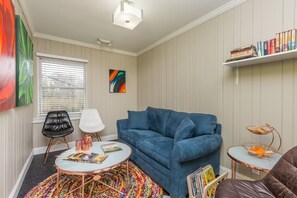 TV - 1BR Fully Outfitted Apt with Central Location (Winston-Salem)