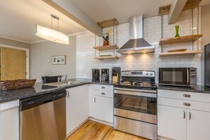 Een koelkast, een microgolfoven, een oven, een kookplaat