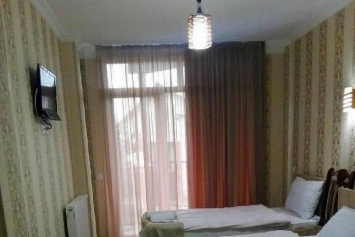 Habitación familiar | Cortinas blackout, insonorización y tabla de planchar con plancha