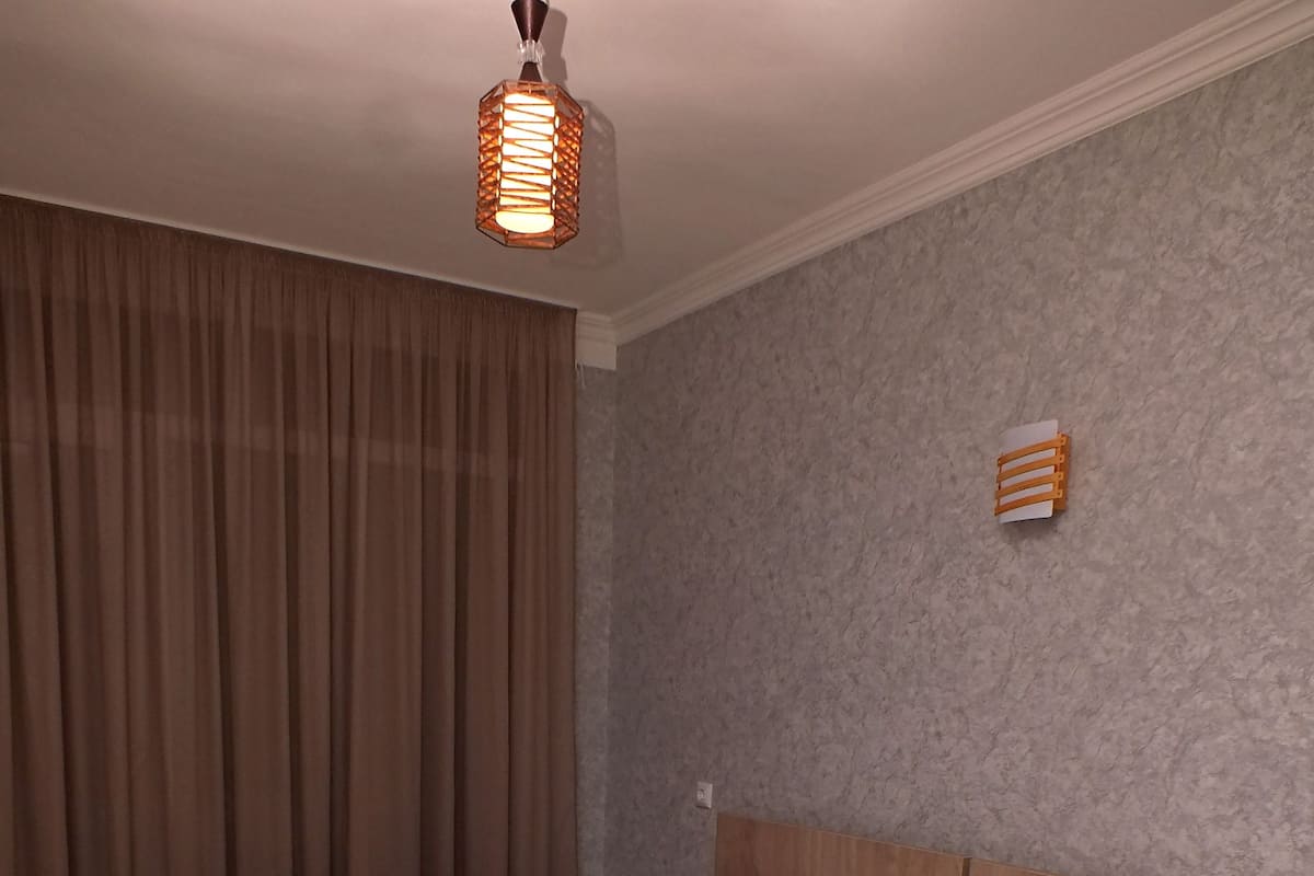 Habitación con 2 camas individuales | Cortinas blackout, insonorización y tabla de planchar con plancha