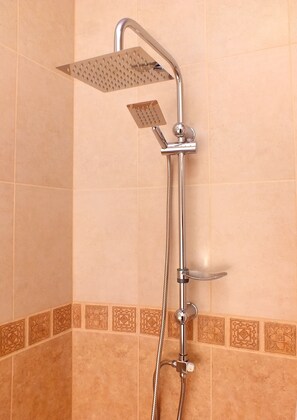 Shower, hair dryer, slippers, towels - Hotel Petre Palace (Tbilisi)