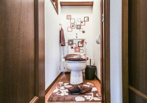 Combined shower/bathtub, hair dryer, bidet, towels