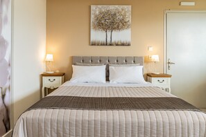 1 Schlafzimmer, Schreibtisch, schallisolierte Zimmer