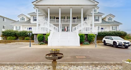Oceanfront suite w/ deck, beach view, fireplace & jetted tub