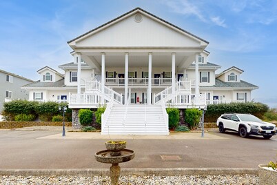 Oceanfront suite w/ deck, beach view, fireplace & jetted tub