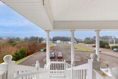 Oceanfront suite w/ deck, beach view, fireplace & jetted tub
