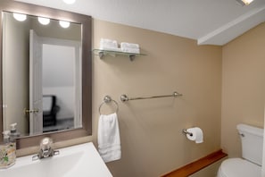 Douche, sĂšche-cheveux, serviettes fournies, savon