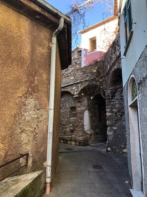Property grounds - the house of mirella to state (Statale)