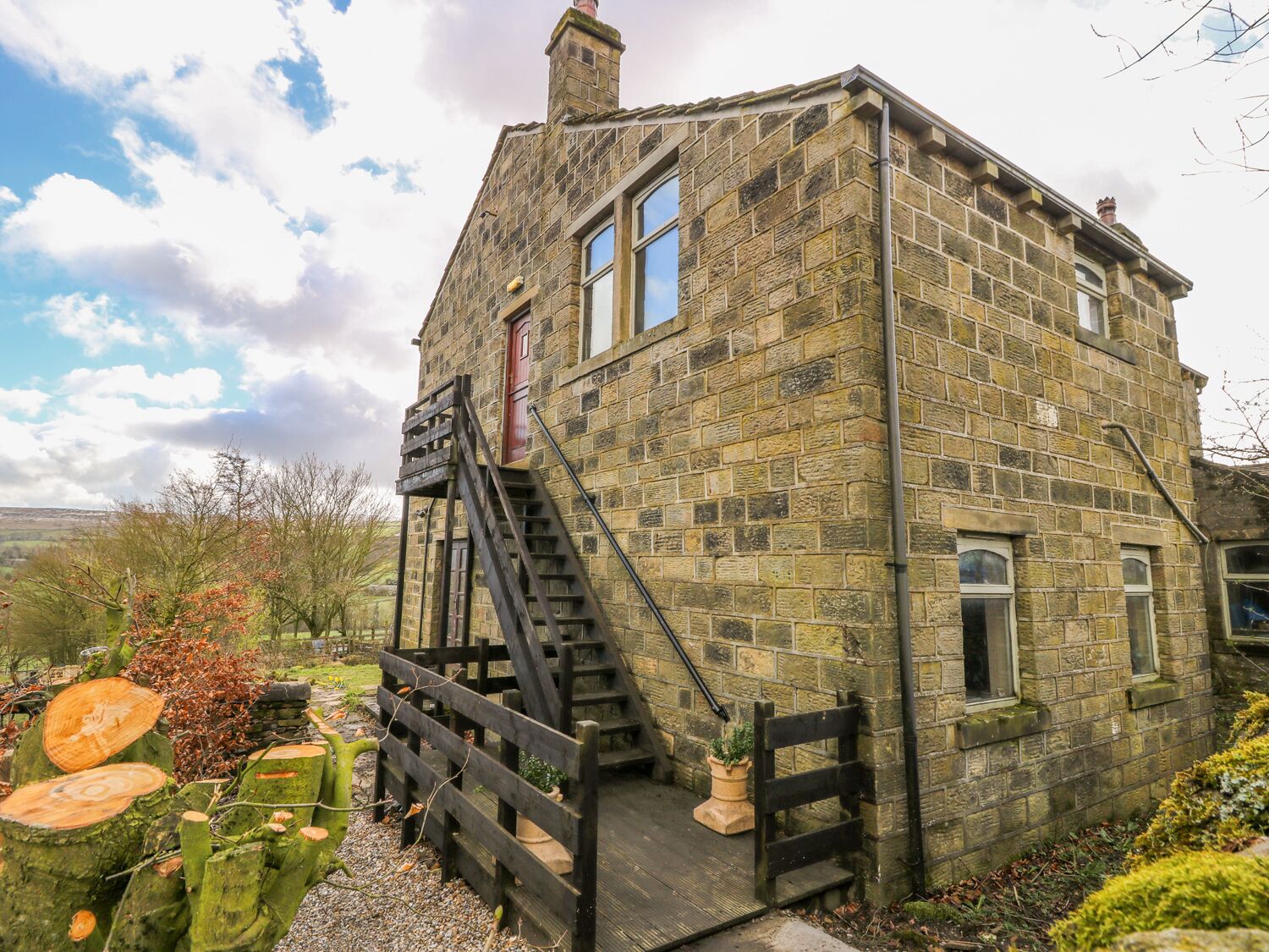 HIGHVIEW, pet friendly, with a garden in Haworth