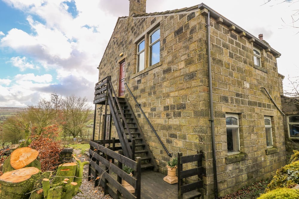 HIGHVIEW, pet friendly, with a garden in Haworth