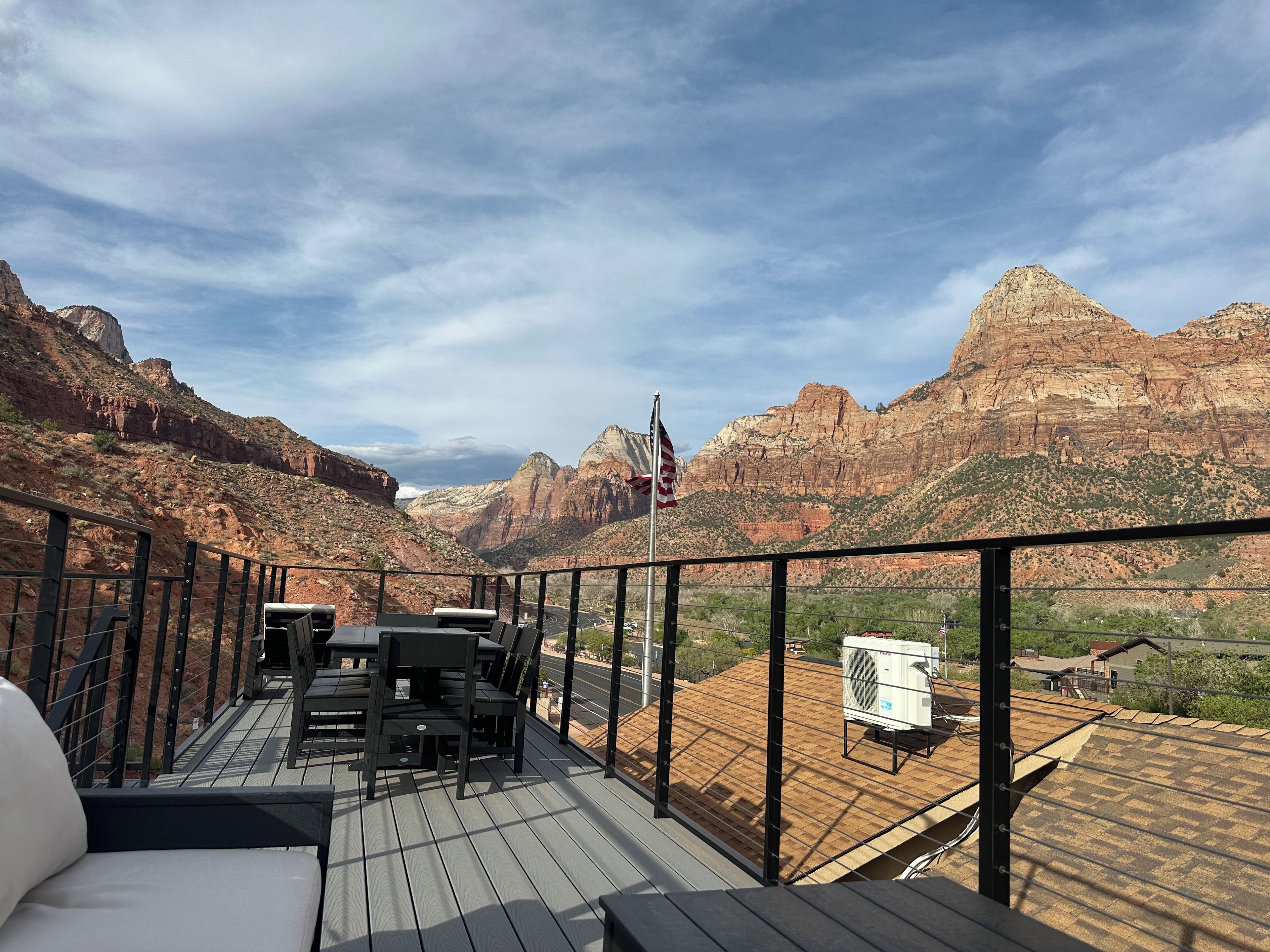 Una terraza con mobiliario exterior con vistas a un paisaje montañoso.