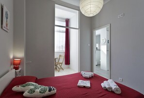 Desk, soundproofing, free WiFi, bed sheets - H.ö.H (Porto)