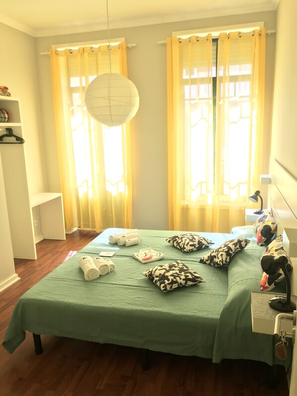 غرفة سوبريور لفردين - بحمام مشترك | مكتب وتجهيزات عازلة للصوت وواي فاي مجانًا وملاءات أسرّة