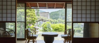 Una casa arrendada con una casa de primavera de 200 años en Kyoto