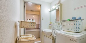 Bathtub, hair dryer, towels, shampoo - Convenient to Dotonbori,OsakaCastle (Ōsaka-shi)