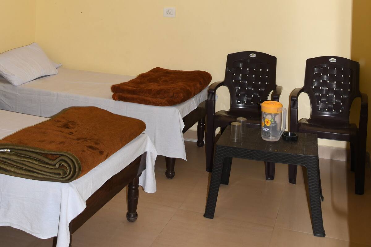 Standard Room, 2 Single Beds, Mountain View | Living room | 28-inch LED TV with cable channels, TV