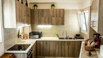 Deluxe Penthouse (Parthenon) | Private kitchen | Fridge, microwave, stovetop, espresso maker