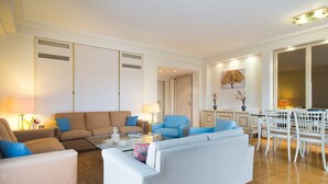 Una sala moderna con un conjunto de sofá, una mesa de centro y un comedor con sillas y una mesa.
