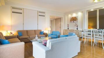 Deluxe Penthouse (Temple of Zeus) | Living area | TV