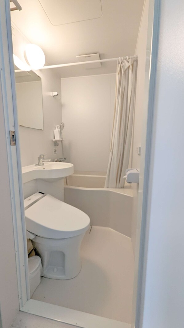 Combined shower/tub, hair dryer, towels