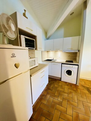 Mikrowelle, Ofen, Herdplatte, Wasserkocher mit Kaffee-/Teezubehör