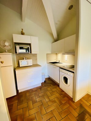 Micro-ondes, four, plaque de cuisson, cafetière/bouilloire