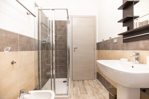Doccia, asciugacapelli, bidet, asciugamani