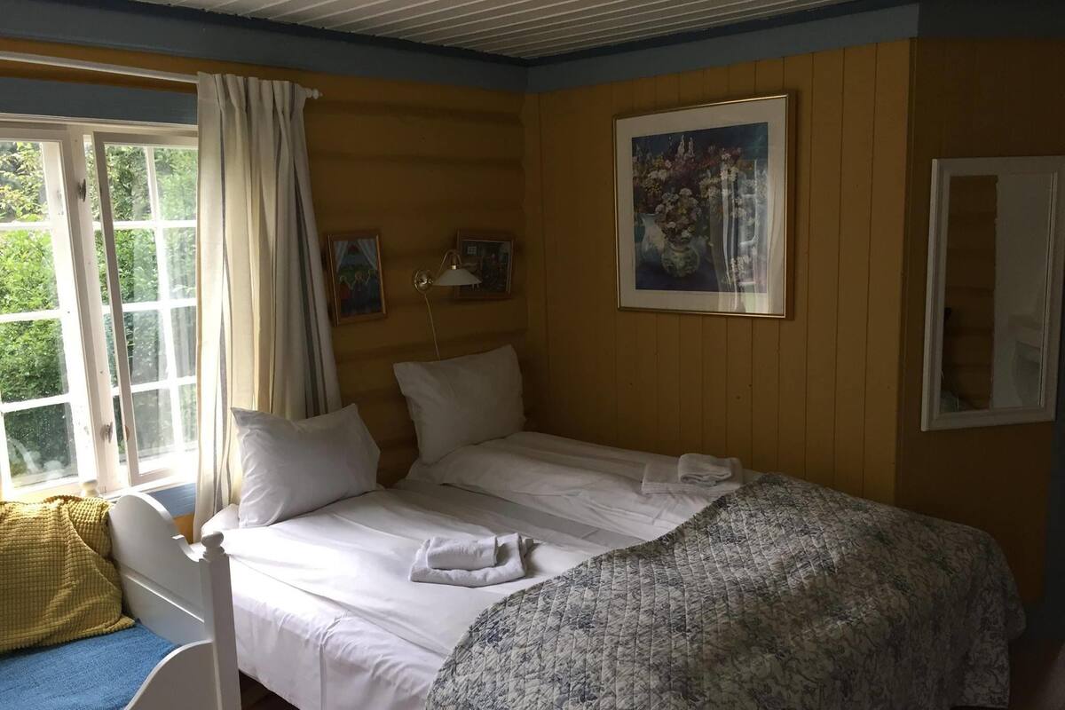 Escritorio, wifi gratis, decoración personalizada y muebles diferentes 