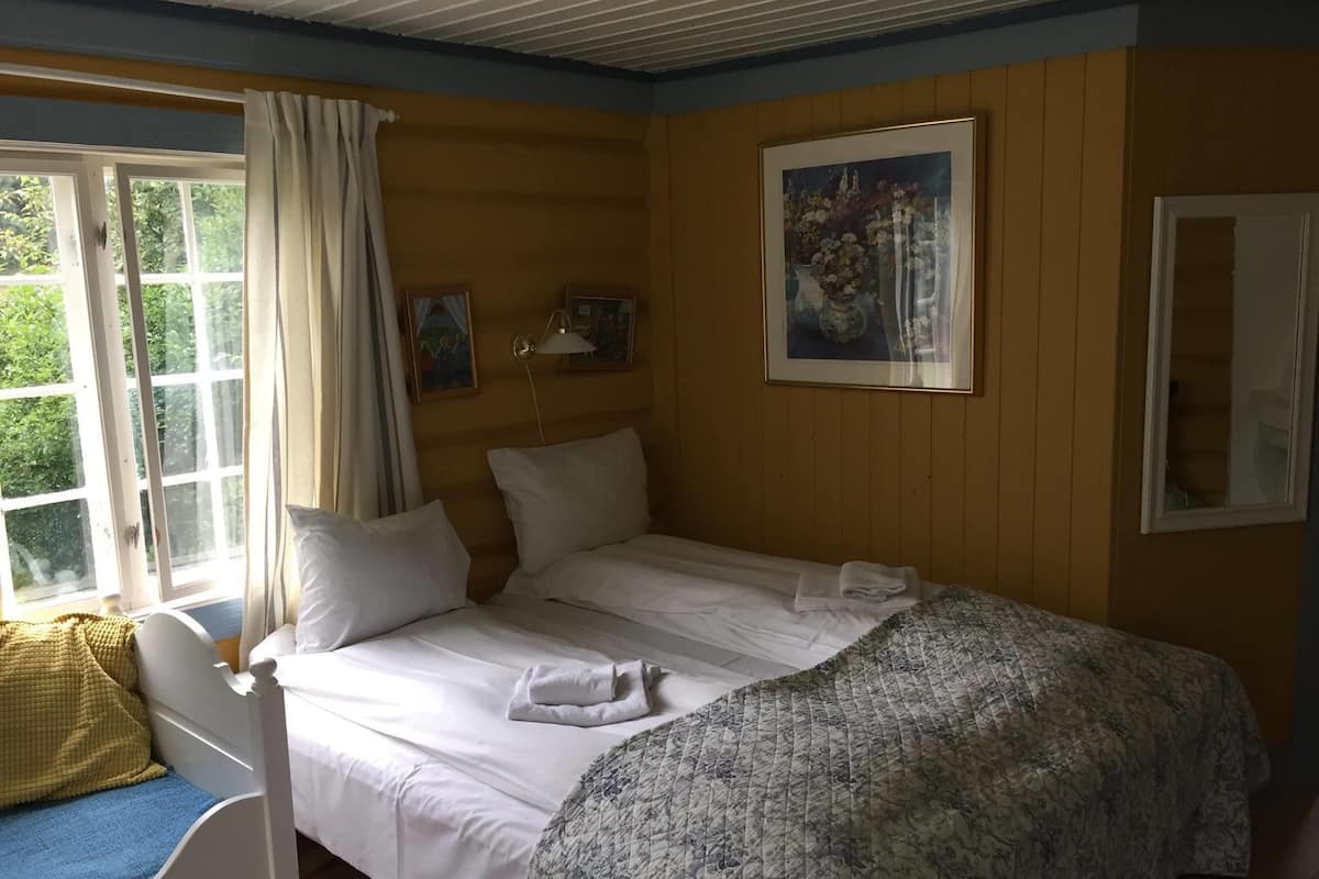 Habitación doble familiar, varias camas, vista al jardín | Decoración personalizada, muebles diferentes, escritorio y wifi gratis